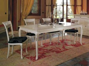 Villa Tisch, Klassischer Tisch mit wertvollen Schnitzereien