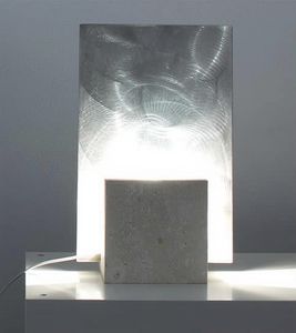 Reflex Steel, Stehlampe aus Stein, quadratische Form