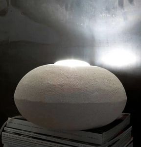 UFO 30, Stehlampe aus Stein, runde Form