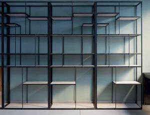 1x1+2x2, Bücherregal im minimalistischen Design aus Metall mit Marmorplatten