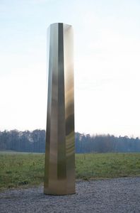 Zaffiro, Dekorativer Monolith aus satiniertem Messing