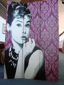Art. 160, Bildschirm mit abgebildetem Audrey Hepburn