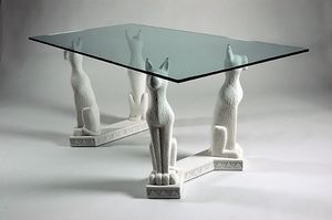 Bastet, Tisch im gyptischen Stil