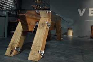 Keywood, Tisch mit eindrucksvollen Beinen aus massivem Kirschholz