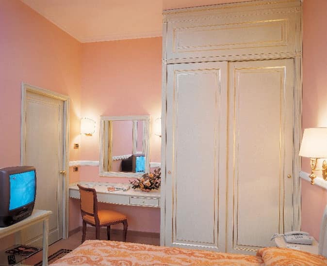 Hotel Residence Romana, Möbel für Hotelzimmer, Bett, Schrank, Schreibtisch mit Spiegel, TV-Ständer