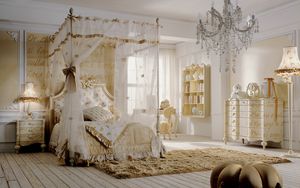 Romeo, Schlafzimmer mit Himmelbett, Golddekorationen