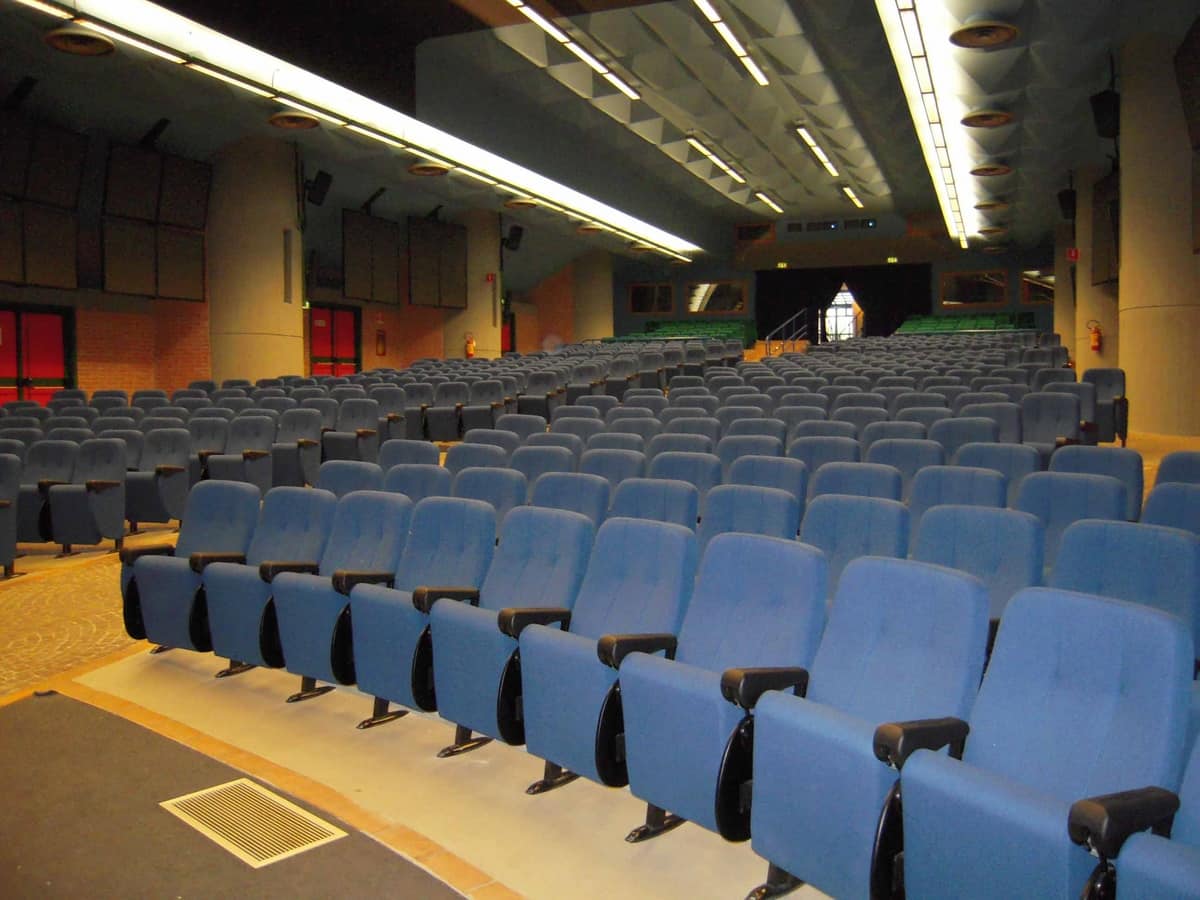 Simplex 1, Gepolsterte modulare Sessel für Kinos und Theatern