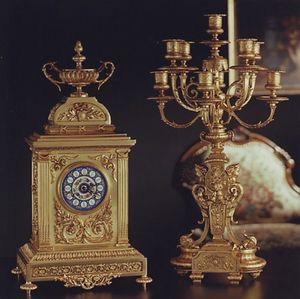 Art.417, Uhr und Leuchter aus Bronze