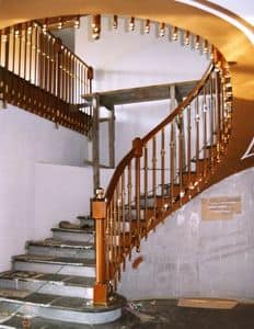 Stein- und Holztreppen, Treppen im klassischen Stil, mit verschiedenen Ausfhrungen