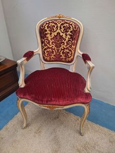 Art. 832, Klassiker Sessel mit goldenen Dekorationen