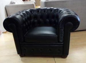 Cester poltrona, Kapitonierter Sessel aus schwarzem Leder