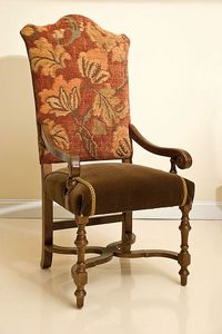 Art. 95/A Stuhl mit Armlehnen, Stuhl mit Armlehnen, mit Stoff bezogen, mit klassischen Linien