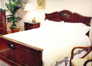 Beethoven Bett, Handgeschnitztes Bett im klassischen Stil
