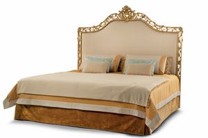 Bett 3710, Bett im klassischen Stil mit geschnitztem Kopfteil
