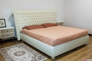 Leichester, Luxurises Bett mit groem und hohem Kopfteil in Capitonn im Chesterfield-Stil