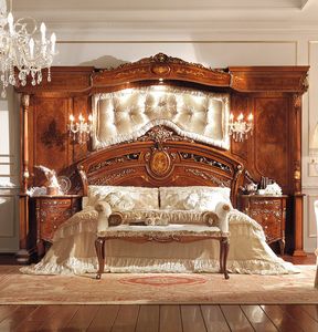 Reggenza Luxury X072 X075, Bett mit fein verzierter Holzboiserie