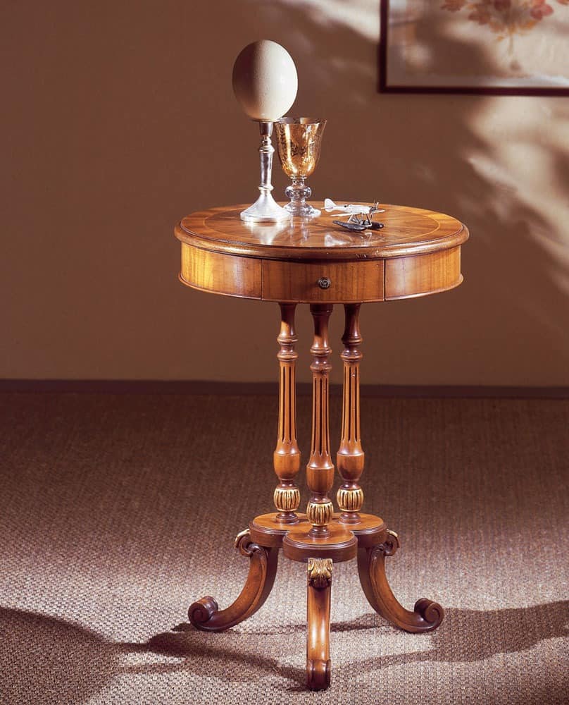 Art. 210, Die elegant eingerichteten kleinen Tisch mit runder Platte, in Nussbaumholz