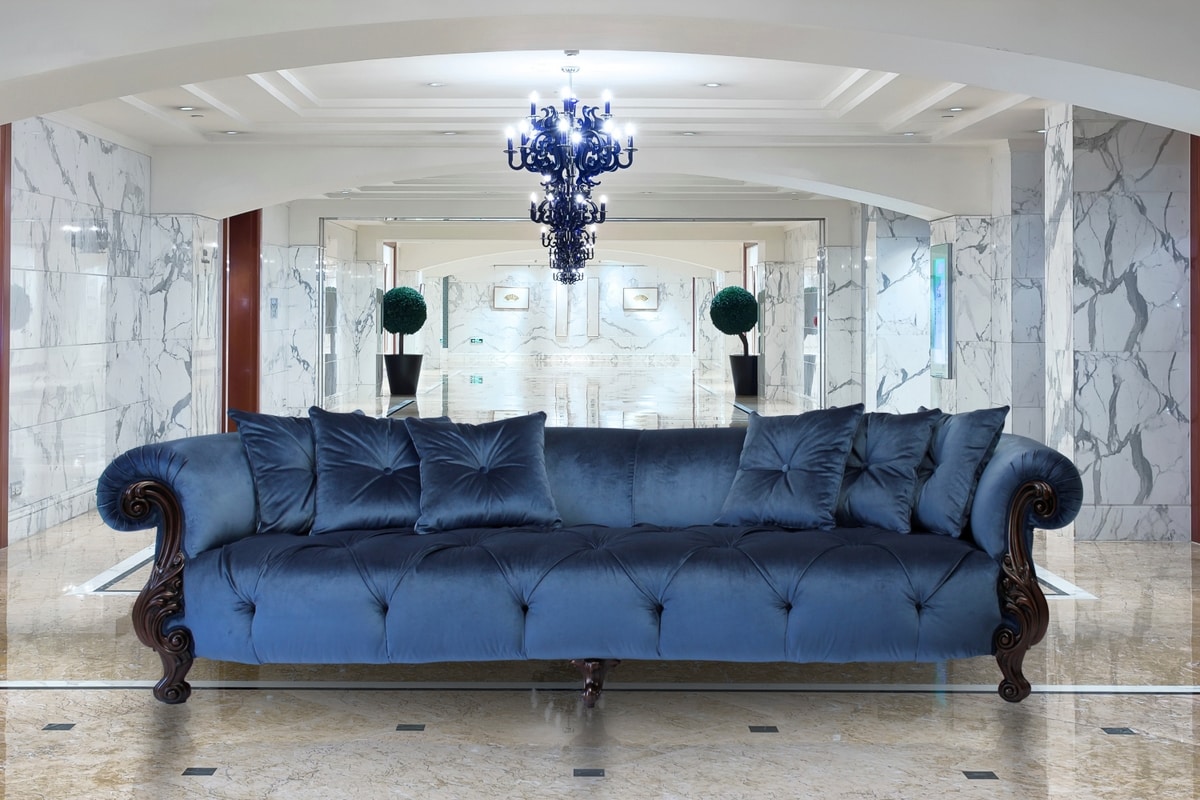 4-sitzer-sofa mit goldveredelung, luxus im klassischen stil