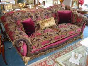 Art.105, Wunderschönes Sofa mit Schnitzereien