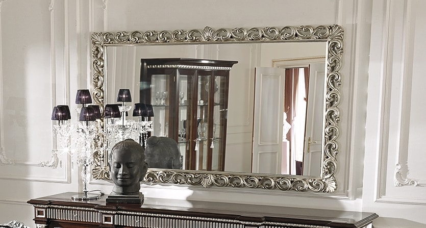 Spiegel mit Rahmen mit silbernen Zierleisten