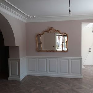 Ma�geschneiderte Boiserie f�r das Wohnzimmer, Ma�geschneiderte Boiserie f�r die Einrichtung eines Wohnzimmers. Wei� lackierte Holzverkleidung.