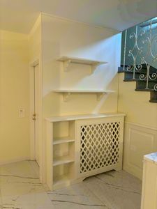 Untergeschoss-Boiserie mit Heizk�rper, Untergeschoss-Boiserie aus wei� lackiertem Holz