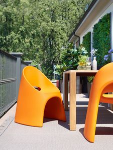 Amélie, Stuhl aus Polyethylen mit fließenden Linien