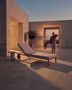 LYKOS, Sonnenliege aus Teakholz mit essentiellen Linien