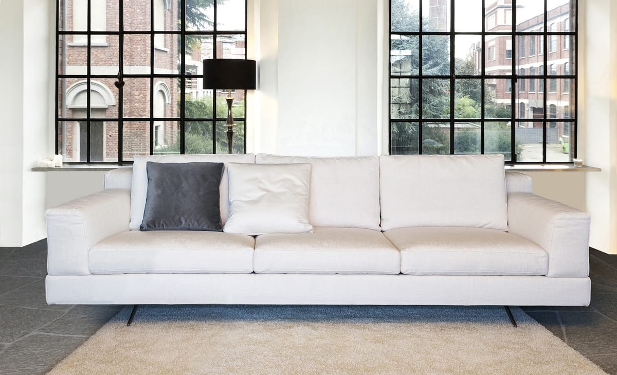 Lario, Modernes Sofa mit lackiertem oder Ledersockel