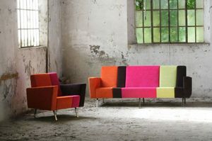 Max 2, Sofa mit Kombination aus verschiedenen Farben und Mustern