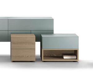 Climb, Moderner Nachttisch mit wesentlichen Linien