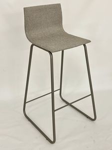 Gio Ron, Gepolsterter Hocker mit Kufengestell aus Metall