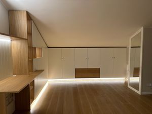 Moderner ma�geschneiderter Dachbodenschrank, Moderner Dachbodenschrank nach Ma�