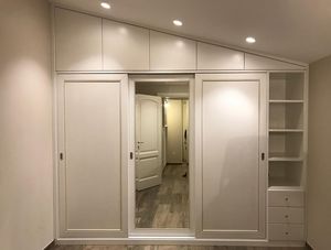 Ma�gefertigter Kleiderschrank im Dachgeschoss, Ma�geschneiderter Kleiderschrank f�r den Dachboden, mit Schiebet�ren