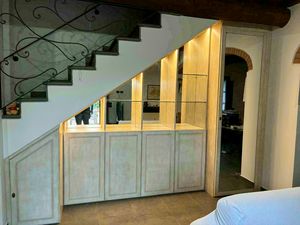 Ma�geschneiderter Kleiderschrank im Untergeschoss, Unterschrank mit LED-Beleuchtung, ma�geschneidert