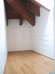 Wandschrank für Unterdachzimmer 04, Kleiderschrank in weiß lackiertem Holz, individuell für Dachboden