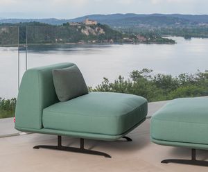 Trays, Design-Sessel mit klarem Schnitt und abgerundeten und weichen Formen