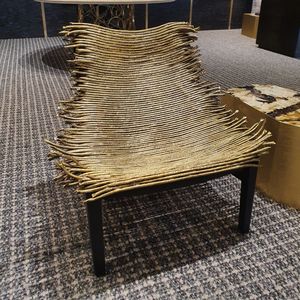 Savane Sessel, Sessel mit dekorativem Sitz aus Messing