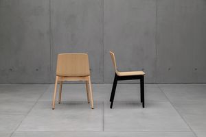 Rama wood, Stapelbarer Stuhl aus Massivholz