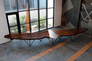 Falco, Tisch mit imposanter Platte aus geschnitzter Libanonzeder