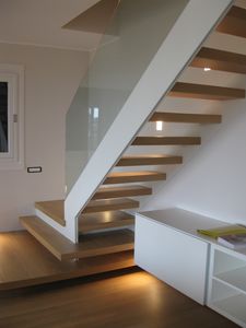 Art. G03, Elegante moderne Treppe, Glasgelnder
