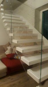 Art. G12, Treppe aus lackiertem Holz und Glas