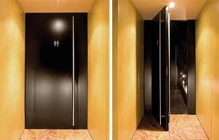 Fusion, Türen mit schwarz lackiert, für Badezimmer des Hotels und die Bar