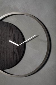 CIRCLE, Uhr mit Metallrahmen und Holzplatte
