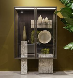 Dune Vitrine, Vitrine mit geschnitzter Steinbasis