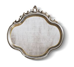 4556, Klassischer Spiegel mit kostbaren Schnitzereien