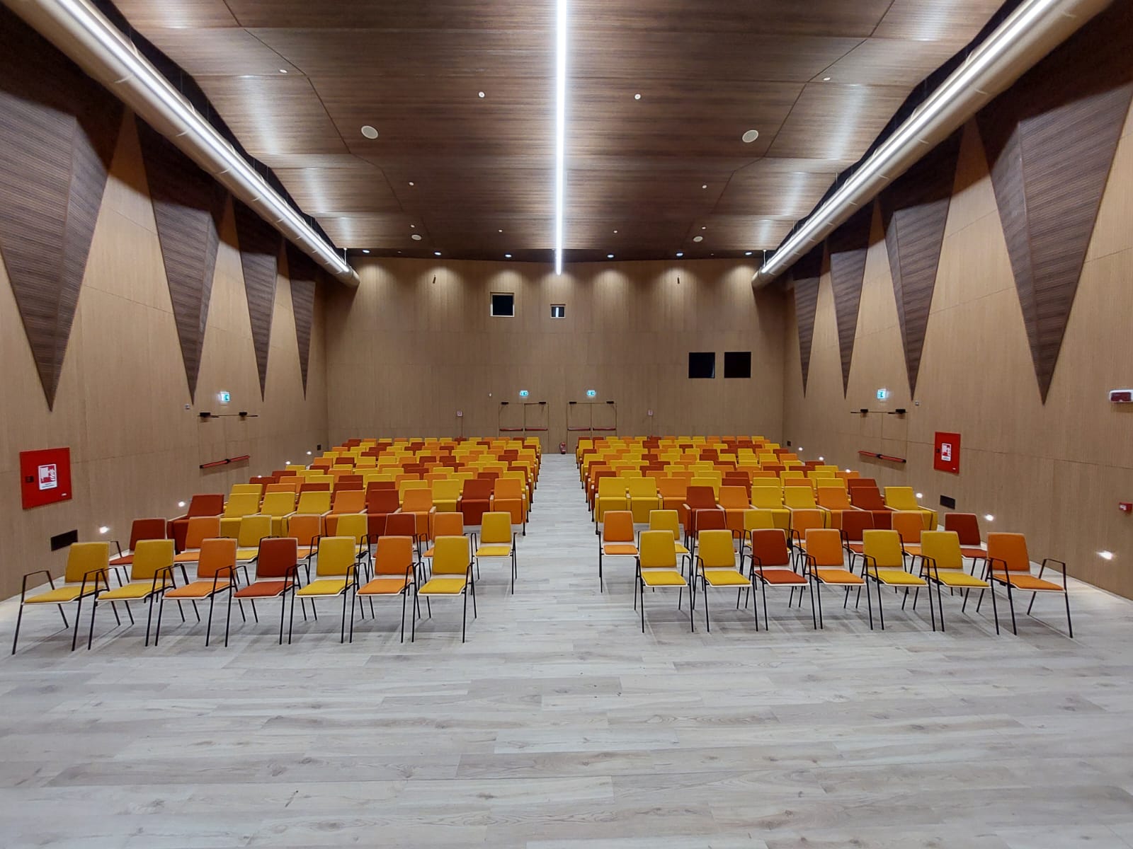 Der Sessel ANTEA COM 1 im Pujati-Auditorium in Sacile