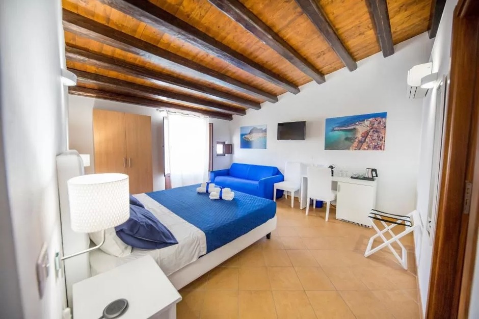 Hotelzimmerm�bel in Cefal� (PA), Italien