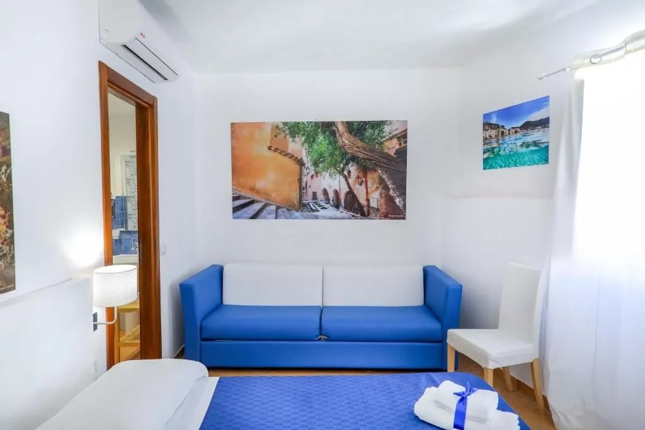 Hotelzimmerm�bel in Cefal� (PA), Italien