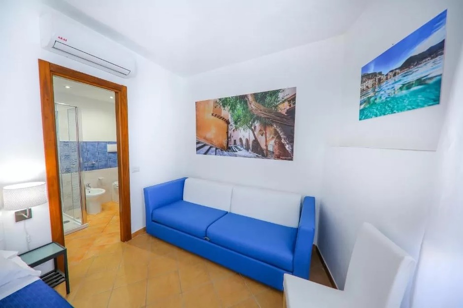 Hotelzimmerm�bel in Cefal� (PA), Italien